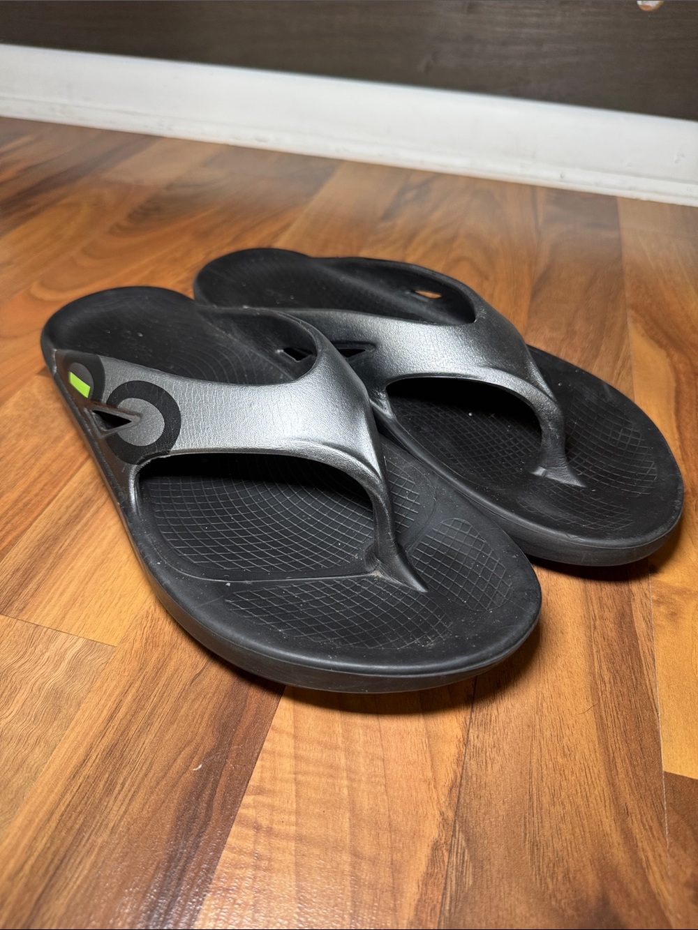 OOFOS Men's Black Flip Flop Sandals - Comfortable Pool & Beach Slides